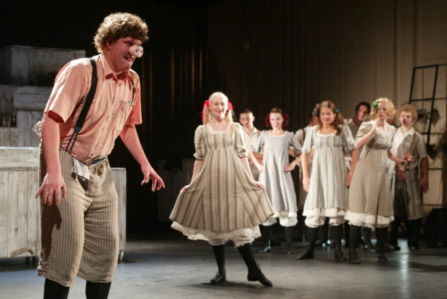 Uku Uusberg lavastuses "Tinasõdur, baleriin ja siga".