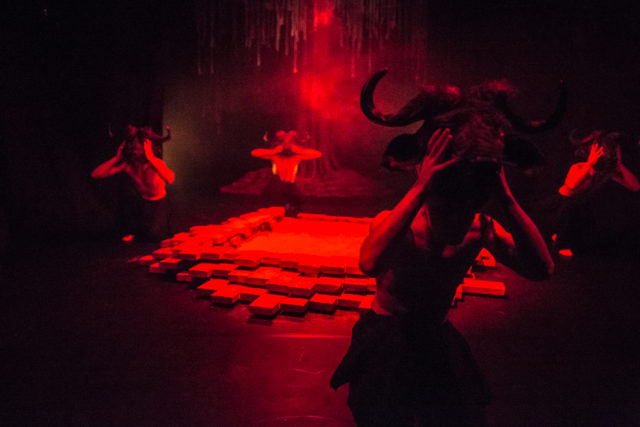 Tantsijad lavastuses "Väike jumalanna".