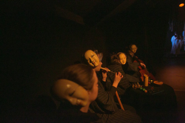 Muusikud lavastuses "Väike jumalanna".