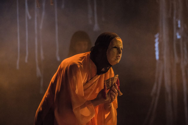 Maskiga näitleja lavastuses "Väike jumalanna".