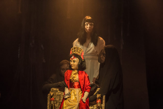 Kersti Heinloo lavastuses "Väike jumalanna".