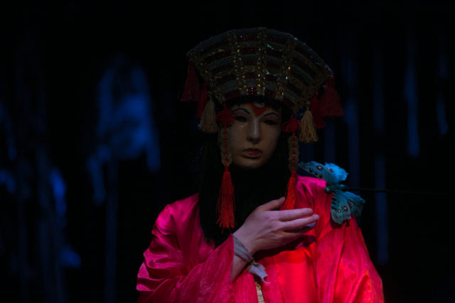 Kersti Heinloo maskiga lavastuses "Väike jumalanna".