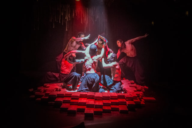 Tantsijad lavastuses "Väike jumalanna".