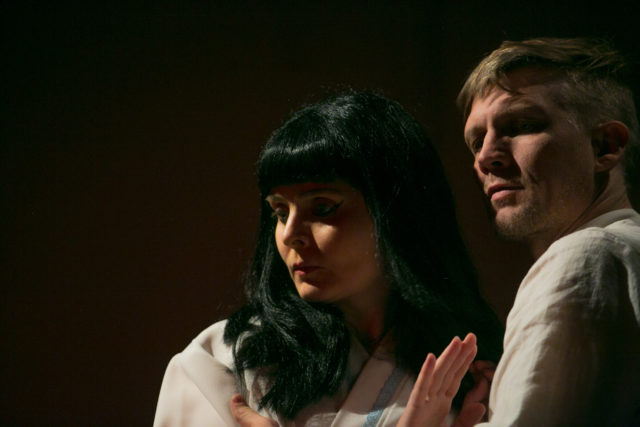Kersti Heinloo ja Tanel Saar lavastuses "Väike jumalanna"