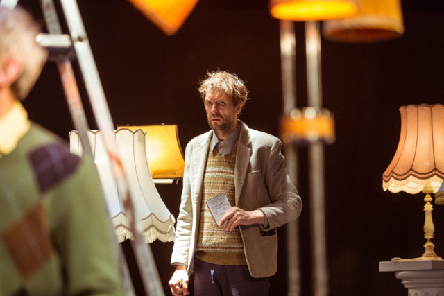 Ivo Uukkivi peaosas lavastuses "Valgustaja".