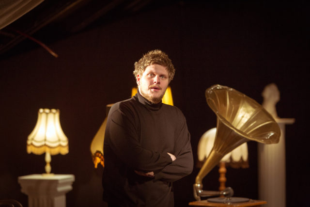 Lavastaja Uku Uusberg enda lavastuses "Valgustaja".
