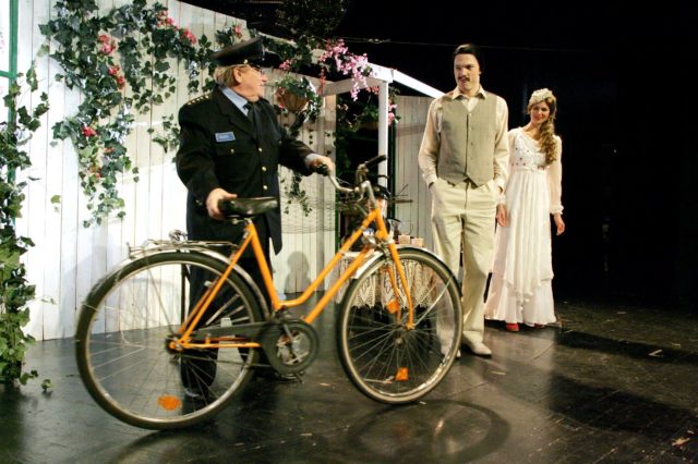 Tõnu Aav, Mihkel Kabel ja Britta Soll lavastuses "Varastatud oranž jalgratas".