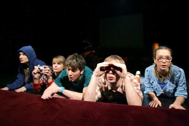 Marta Laan, Harriet Toompere, Jüri Tiidus, Roland Laos, Mari-Liis Lill lavastuses "Varastatud oranž jalgratas". 