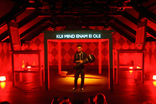 Robert Annuse laulustseen lavastuses "Varesele valu".