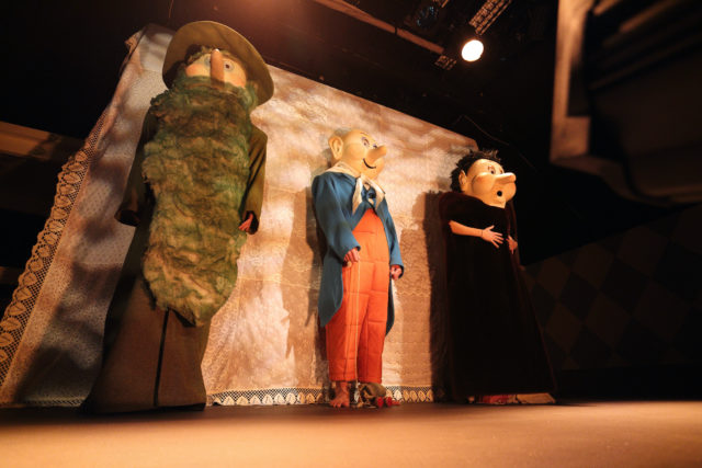 Naksitrallide stseen lavastuses "Varesele valu".