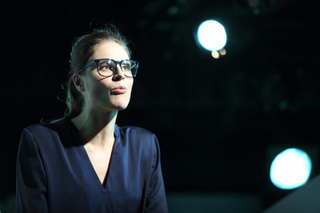 Britta Soll lavastuses "Varesele valu".