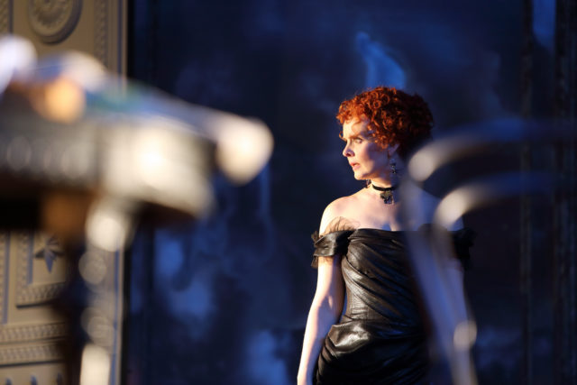 Kersti Heinloo lavastuses "Vennad Karamazovid".