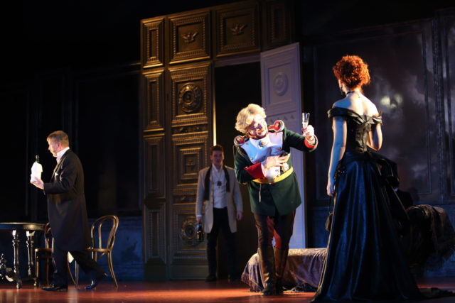 Tõnu Kark lavastuses "Vennad Karamazovid".