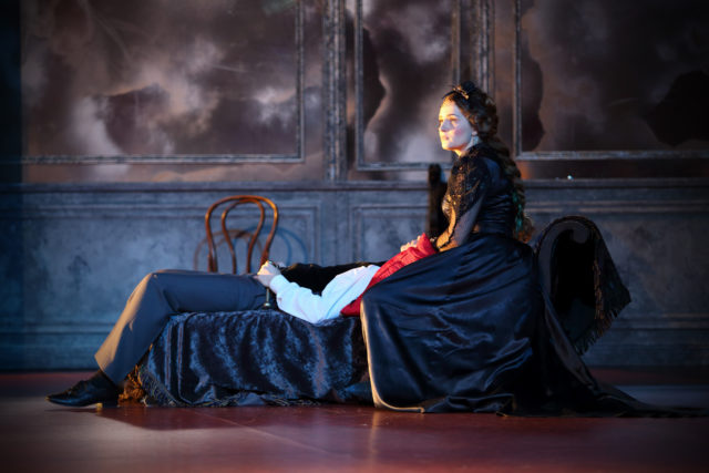 Marta Laan lavastuses "Vennad Karamazovid".