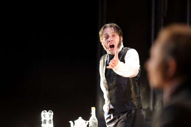 Mait Malmsten lavastuses "Vennad Karamazovid".