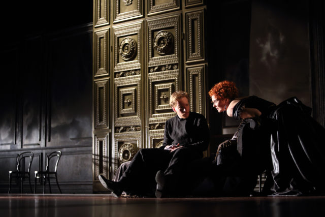 Pääru Oja ja Kersti Heinloo lavastuses "Vennad Karamazovid".