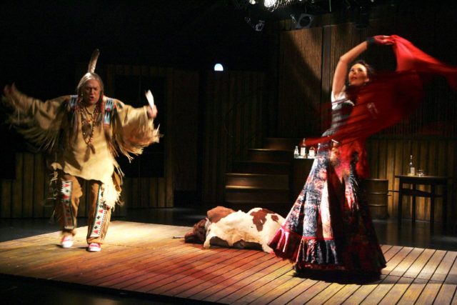 Tantsustseen lavastuses "Vihmatants".