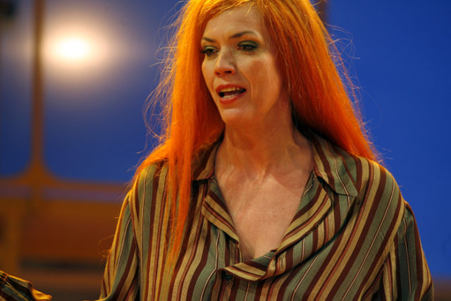 Viire Valdma lavastuses "Must komöödia".