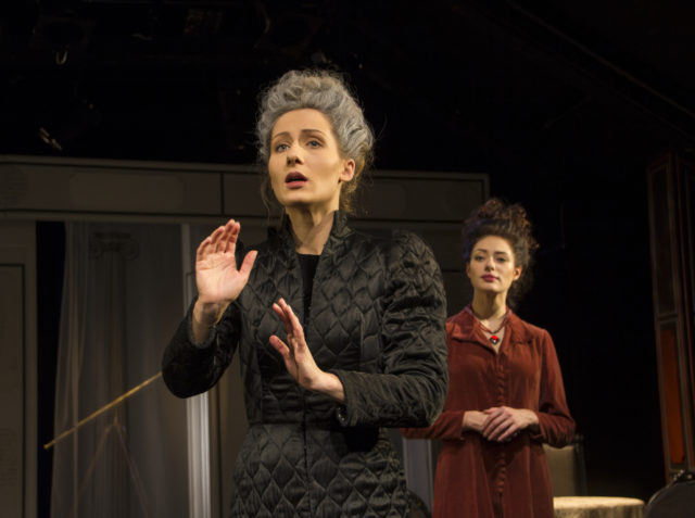 Stefi Pähn ja Ingrid Margus lavastuses "Õpetatud naised".