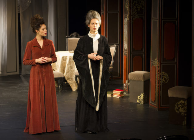 Ingrid Margus ja Ilo-Ann Saarepera lavastuses "Õpetatud naised".