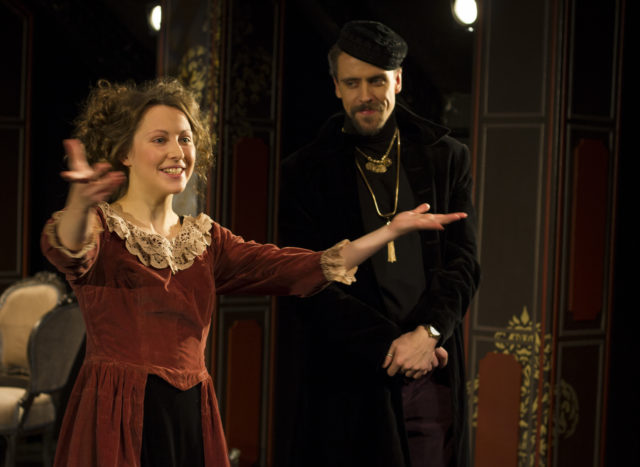 Teele Pärn ja Ingmar Jõela lavastuses "Õpetatud naised".