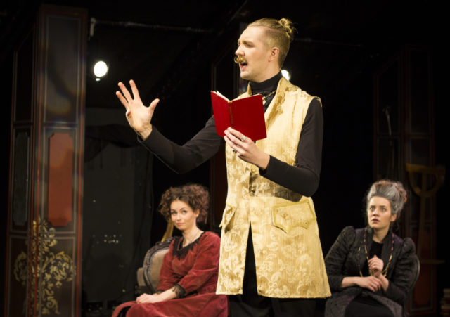 Jan Teevet, Jane Napp, Laura Kukk lavastuses "Õpetatud naised".