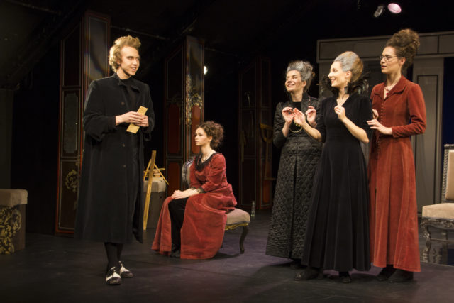 Ursel Tilk, Jane Napp, Laura Kukk, Stefi Pähn, Ilo-Ann Saarepera lavastuses "Õpetatud naised".