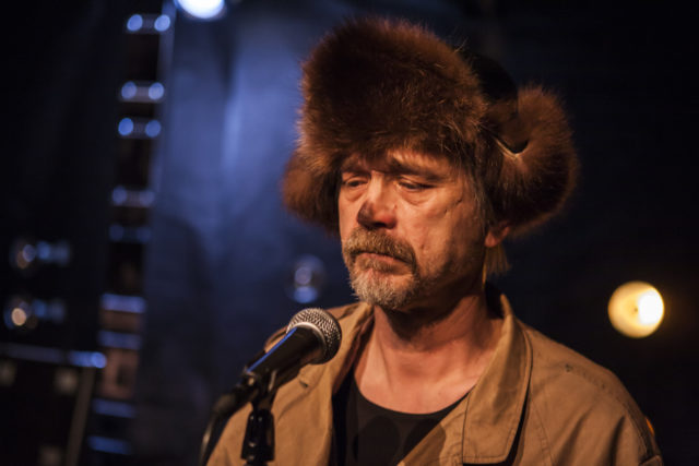 Tõnu Oja lavastuses "Käsist seotud".