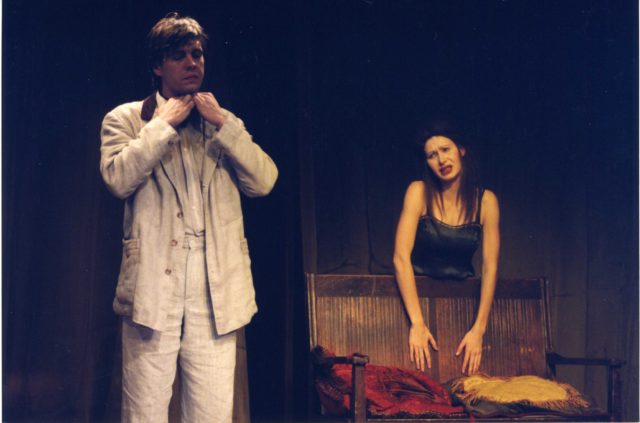 Mait Malmsten ja Kleer Maibaum lavastuses "Kummikauplejad I".