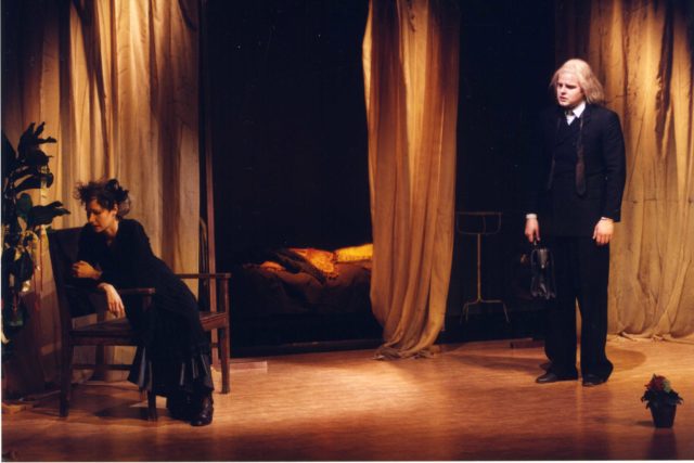 Kleer Maibaum ja Tiit Sukk lavastuses "Kummikauplejad I".