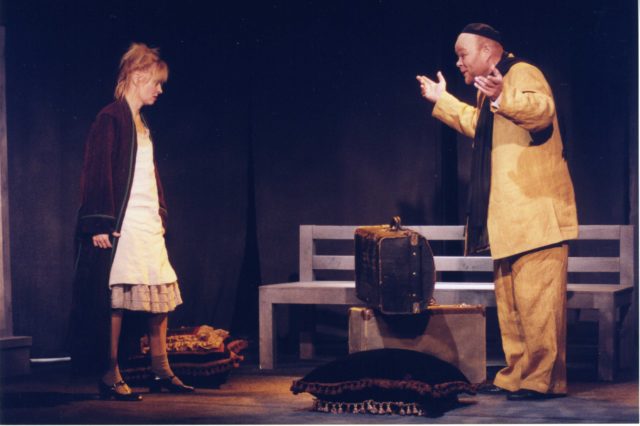 Laine Mägi ja Ain Lutsepp lavastuses "Kummikauplejad II".
