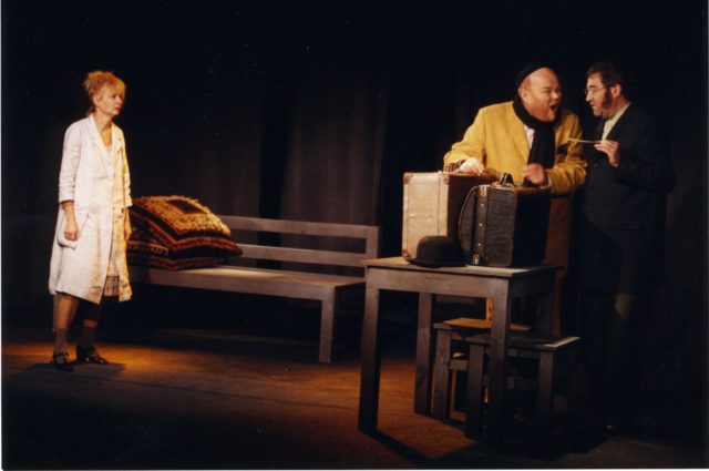 Laine Mägi, Ain Lutsepp, Guido Kangur lavastuses "Kummikauplejad II".