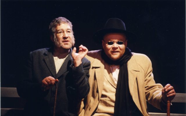 Guido Kangur ja Ain Lutsepp lavastuses "Kummikauplejad II".