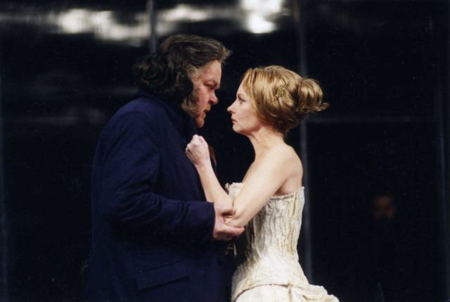 Ain Lutsepp ja Laine Mägi lavastuses "Kummitused".