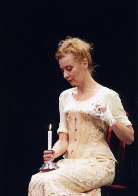 Laine Mägi lavastuses "Kummitused".