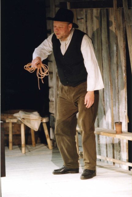 Ain Lutsepp lavastuses "Mao tee kalju peal".