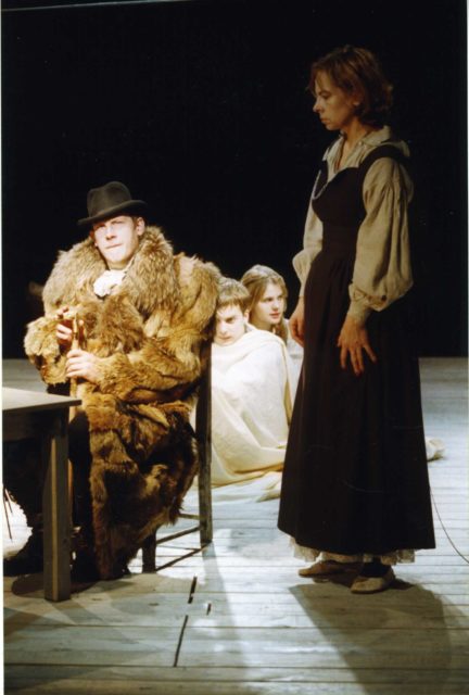 Jan Uuspõld ja Ülle Kaljuste lavastuses "Mao tee kalju peal".