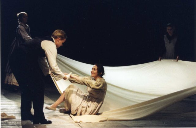 Sukk ja Reinumägi lavastuses "Mao tee kalju peal".