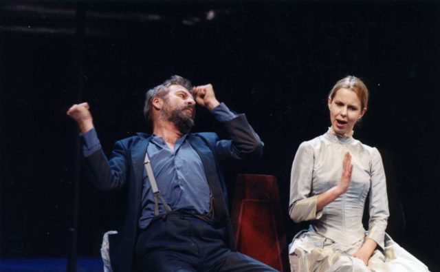Priit Pedajas ja Maria Avdjushko lavastuses "Kummitused".