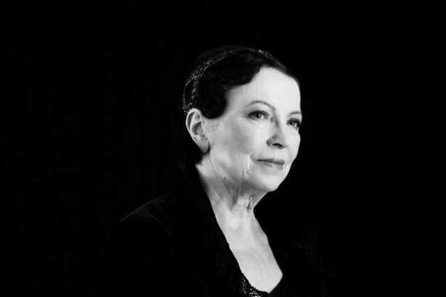 Kersti Kreismann, Eesti Draamateatri näitleja. Mustvalgel portreefotol on vanemaealine naine, kes kannab tumedat riietust. Tumedad juuksed on seatud kinnisesse pidulikku soengusse. Ta nägu on veidi profiilis, ta vaatab kergelt kõrvale, näol rahulik ja enesekindel ilme. Tume taust rõhutab tema näojooni ja elegantsust.