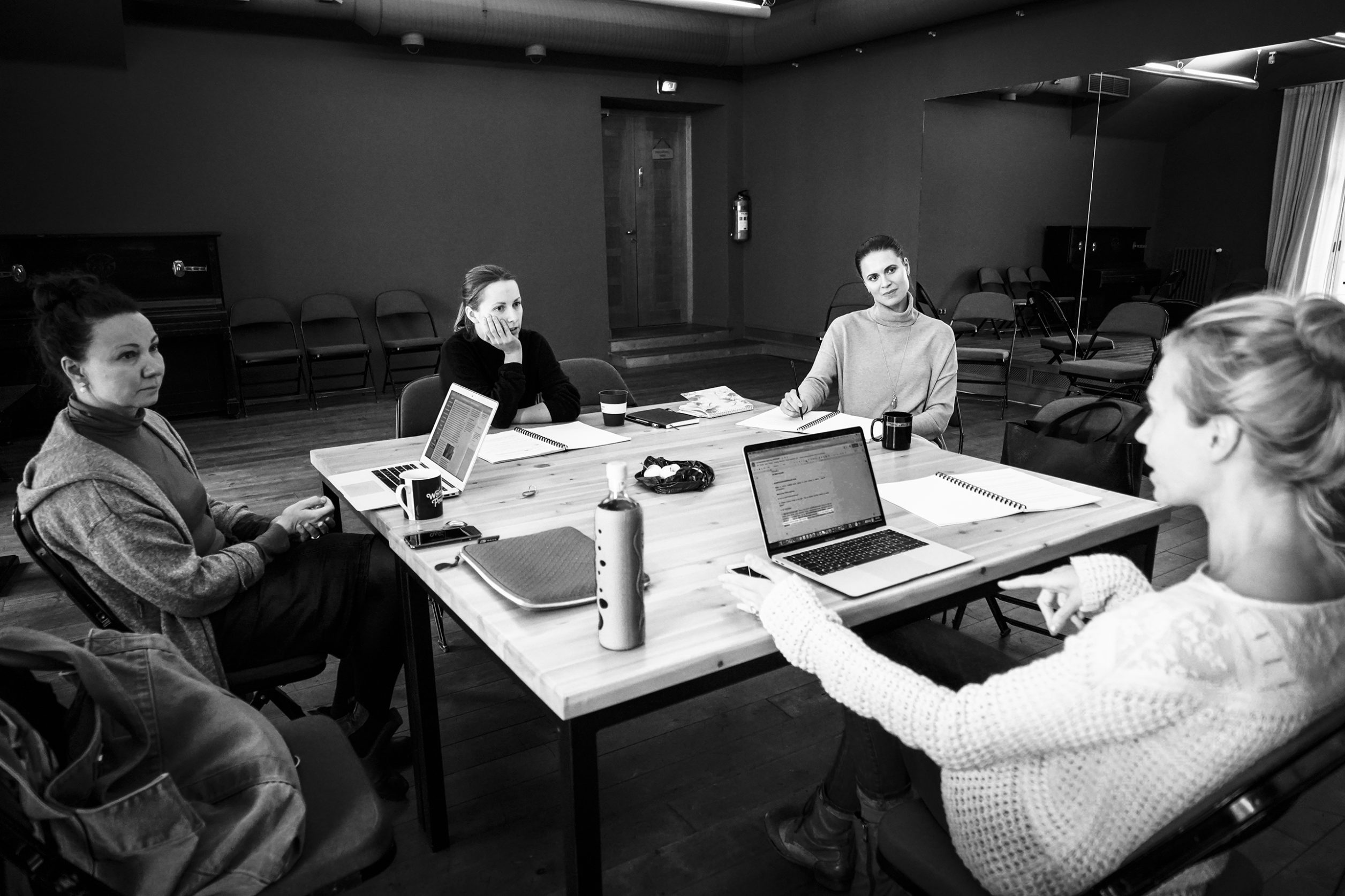 Näitekirjanik Piret Jaaks, näitlejad Teele Pärn ja Britta Soll, lavastaja Mari-Liis Lill lavastuse "Samad sõnad, teine viis" proovis laua taga arutamas.