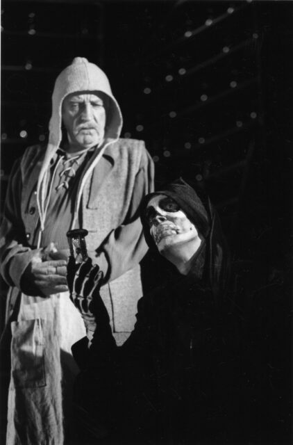 Aarne Üksküla ja Lembit Ulfsak lavastuses "Mort. Surma õpipoiss"