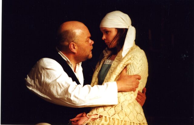 Ain Lutsepp ja Elina Reinold lavastuses "Tagasi Vargamäel"