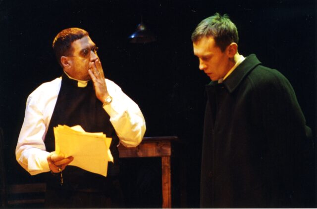 Guido Kangur ja Raimo Pass lavastuses "Vend Enrico ja tema piiskop"