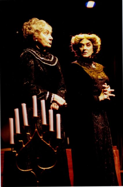 Ita Ever ja Ülle Ulla lavastuses "Pihlakavein"