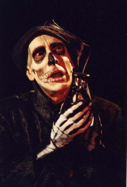 Lembit Ulfsak lavastuses "Mort. Surma õpipoiss"