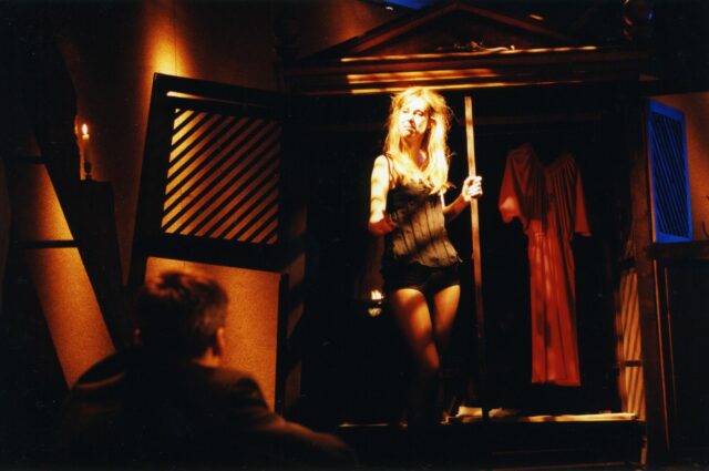 Maria Avdjushko lavastuses "Teekond kappi"