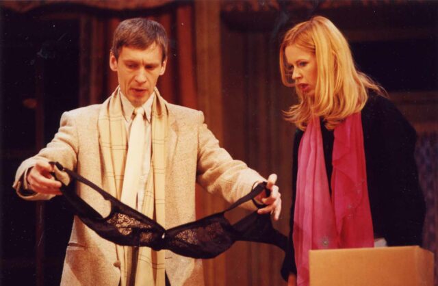 Raimo Pass ja Maria Acdjushko lavastuses "Rahauputus"