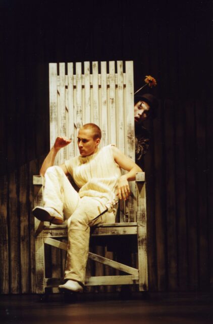 Tiit Ojasoo lavastuses "Elu on unenägu"