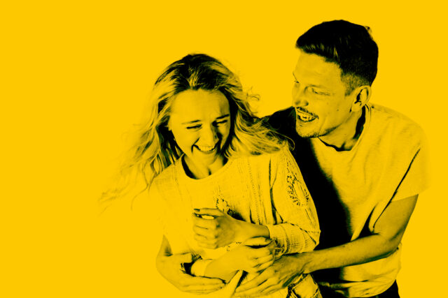 Lavastuse "Sammud" plakatipilt, kollasel taustal näitlejad Helena Lotman ja Henrik Kalmet